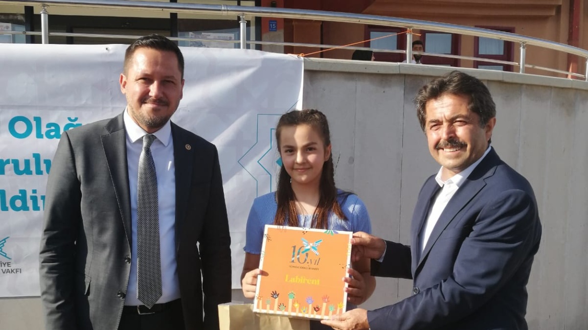 Kitap Kurdu yarışmasında il birincisi öğrencimiz Elif Ayşe GÖRGÜN